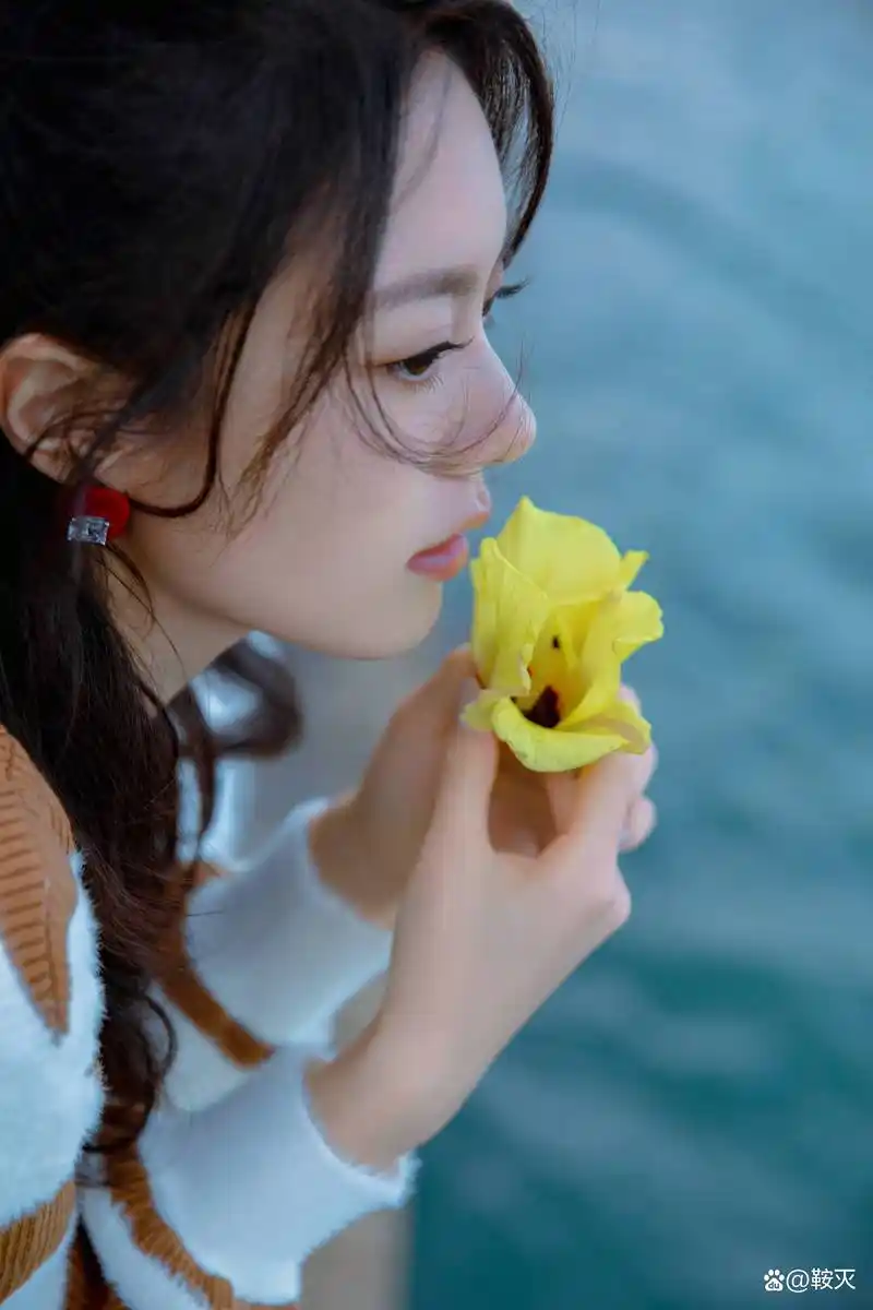 赵今麦晒海边照片,穿棕色条纹毛衣