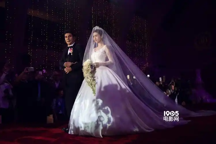 黄晓明与baby结婚证件照曝光 搞怪卖萌玩穿越