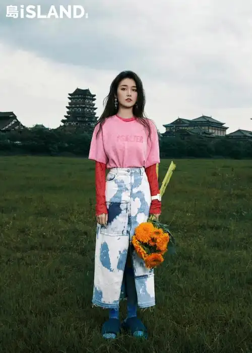 演员蒋依依身着pinkoss22牛仔半裙