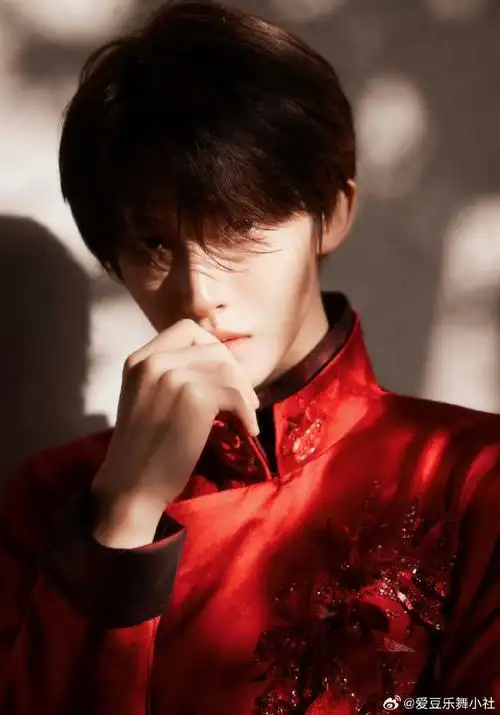 【刘宇】#gq路透#刘宇gq盛典出图,撑伞红衣少年,好红好期待@刘宇yu