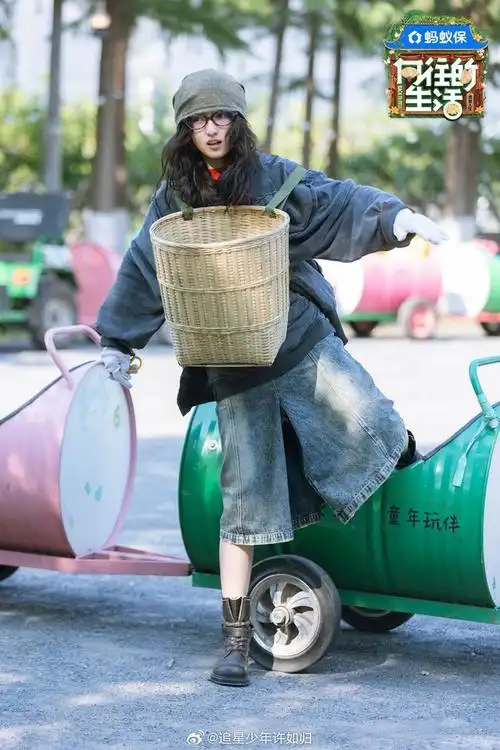 张艺兴张子枫摘葡萄自在进门局促引笑点