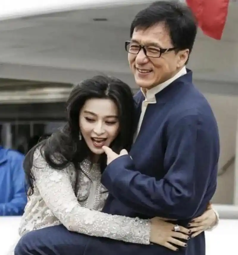 范冰冰最想删掉的一组照片,穿透视裙被成龙贴面搂,零距离好尴尬,成龙