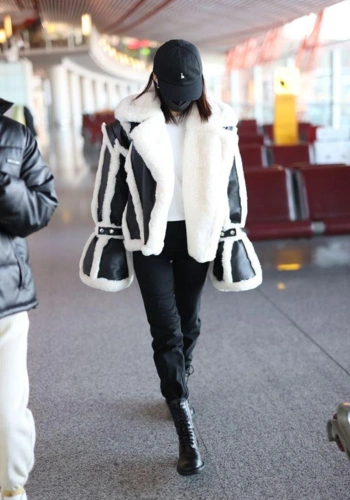 李沁穿拼接皮草搭马丁靴,又酷又有型,像个帅气的机车女郎!_腾讯新闻