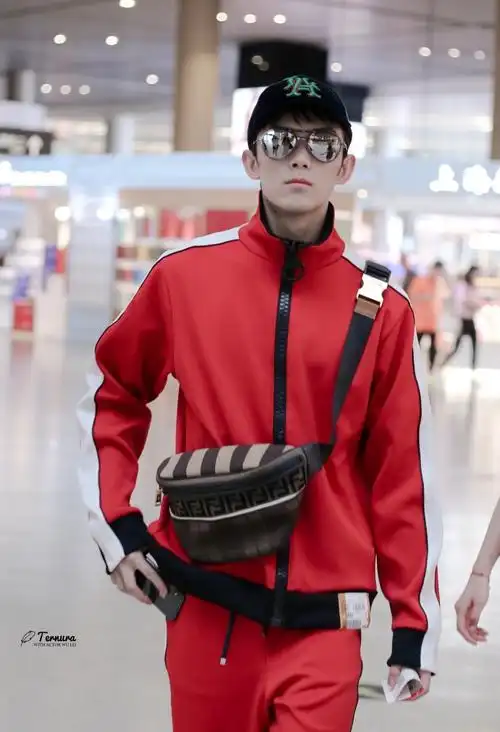 吴磊不过穿了套红色休闲装,气场全开帅到炸,可他一转身差点笑哭