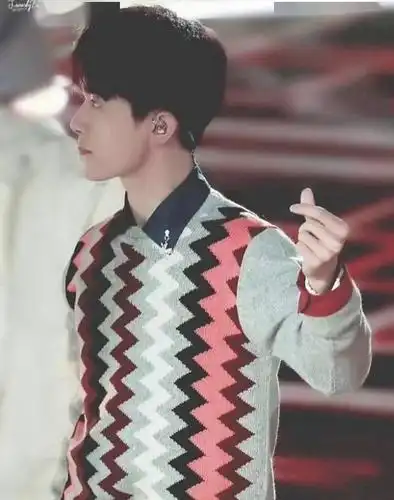 易烊千玺偷偷比心合集 内敛男孩的爱始终藏在心里_照片