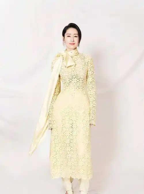 原创原创45岁刘敏涛真会穿衣衬衫阔腿裤旗袍搭卷发古典精致照穿美