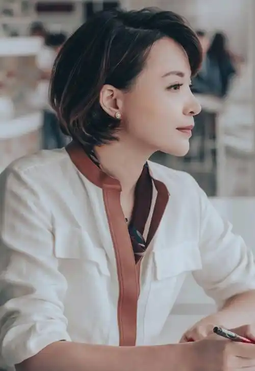 董卿真是气质美人,穿米白色长裙配酒红色丝巾,苗条身材太出挑_时尚