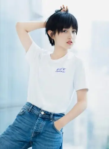 张子枫清爽短发造型,这么好看的男孩子一定是女孩子了