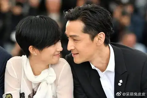 胡歌万茜携手走红毯,一黑一白惹人羡慕,与桂纶镁近距离对视更酸