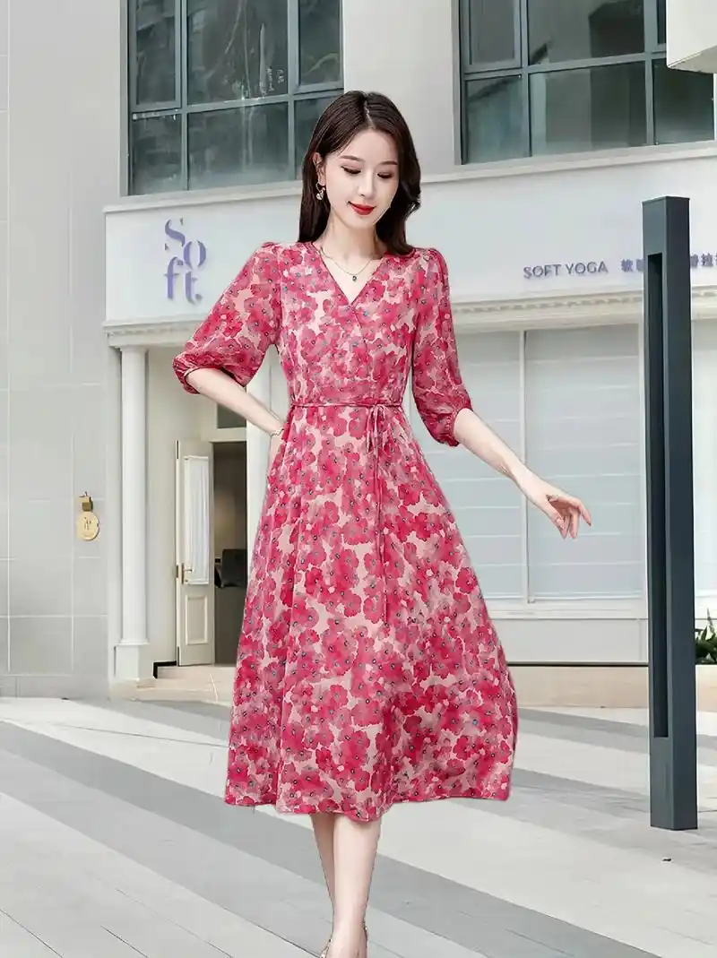 姐妹们好爱这款粉色碎花连衣裙呀!