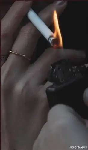 你会给你的女同事递烟吗?职场当中那些抽烟女孩都有故事吗?