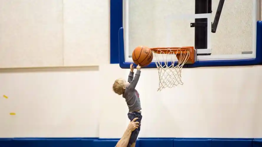 小孩打篮球壁纸