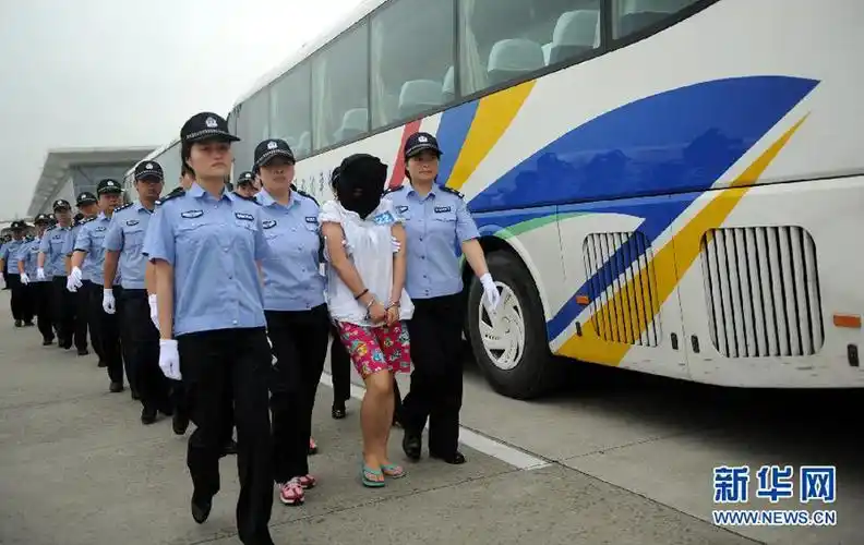 5月24日,警员押解犯罪嫌疑人抵达无锡硕放机场.王宇 摄