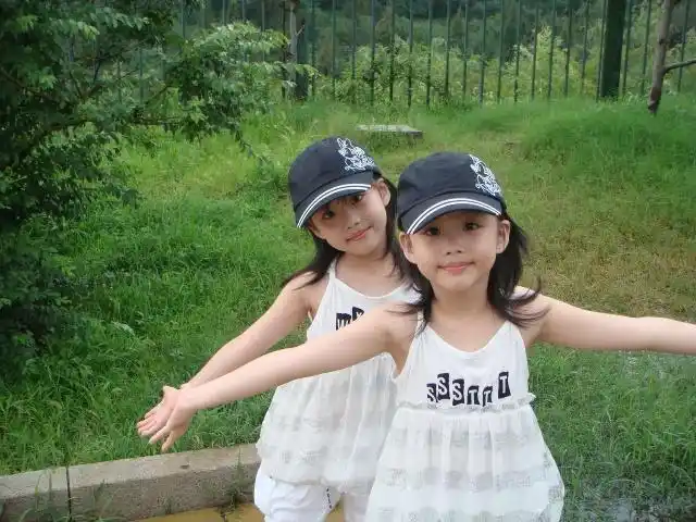 双胞胎哥哥陪着双胞胎妹妹一起跳舞,画面太有爱