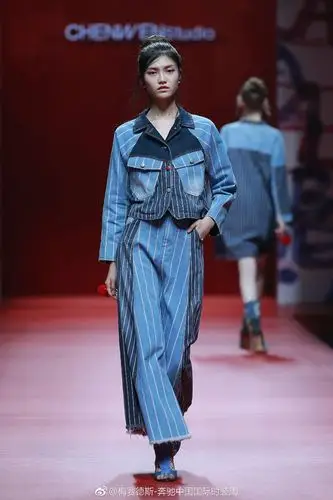 怎么天越冷我心越荡!学会超模服装色彩搭配技巧 ,让你秋冬美到没朋友