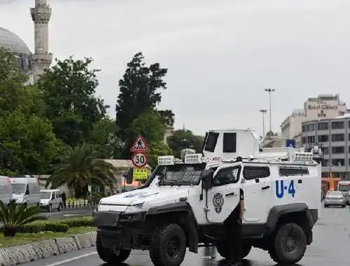 6月7日,在土耳其伊斯坦布尔,一辆警车停在爆炸现场附近.