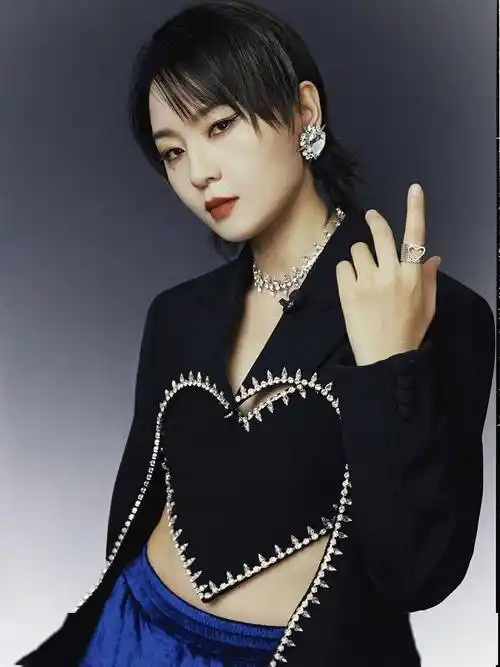 周笔畅黑色桃心上衣个性不失女人味搭蓝色高腰裤添酷飒魅力