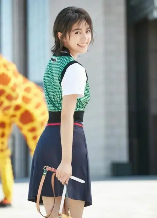 赵今麦减肥10斤更会穿卫衣搭波点裙反手能摸肚脐看服了