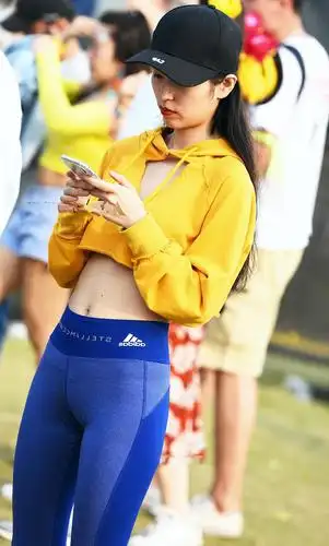 瑜伽广场上最亮眼的俏皮小女神紧身裤勒出谜之曲线吸睛无数