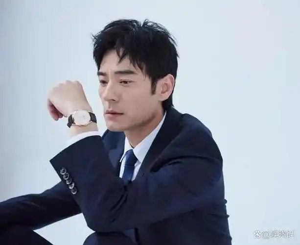 他是靳东同班同学娶过郝蕾爱过王珞丹负了殷桃后娶小10岁的她