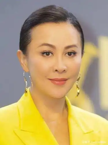 55岁刘嘉玲太高调,露背裙装大秀身材,凹凸有致性感迷人