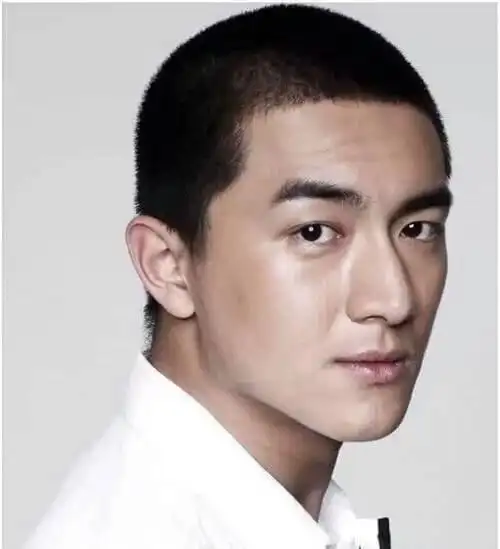 彭于晏浑身都散发着浓郁的男性荷尔蒙,驾驭圆寸头也丝毫不在话下.