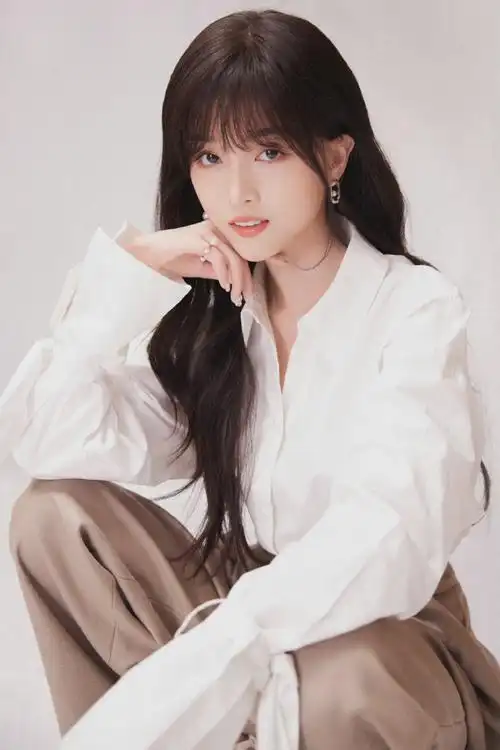 吴宣仪丝带白衬衫造型