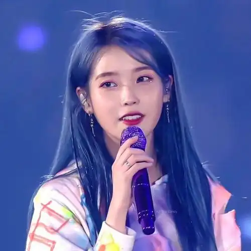 iu台北演唱会火爆全场,中文问候感动粉丝,暖心举动泪目众人!