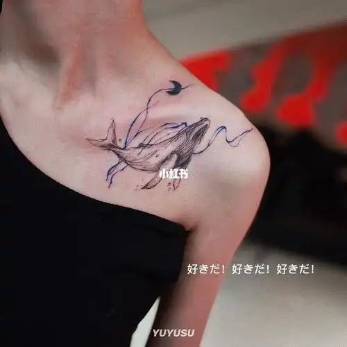 就想和自己的月亮连接上,纹身师根据我的诉求设计了鲸鱼和海浪线条,和