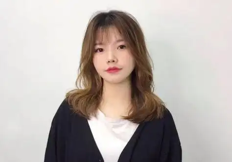 大脸女士八字刘海梨花头披肩发发型