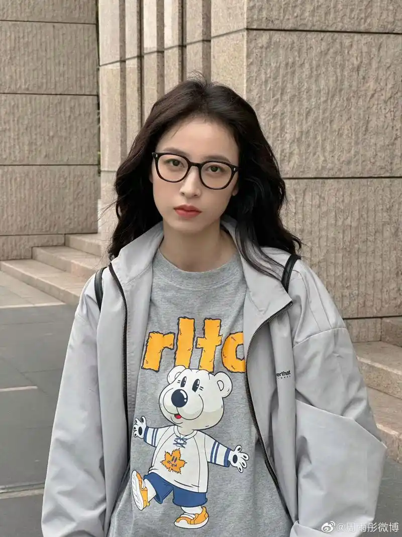 能把生活照也拍的这么好看的,也就只有周雨彤这样的美女小姐姐了吧.