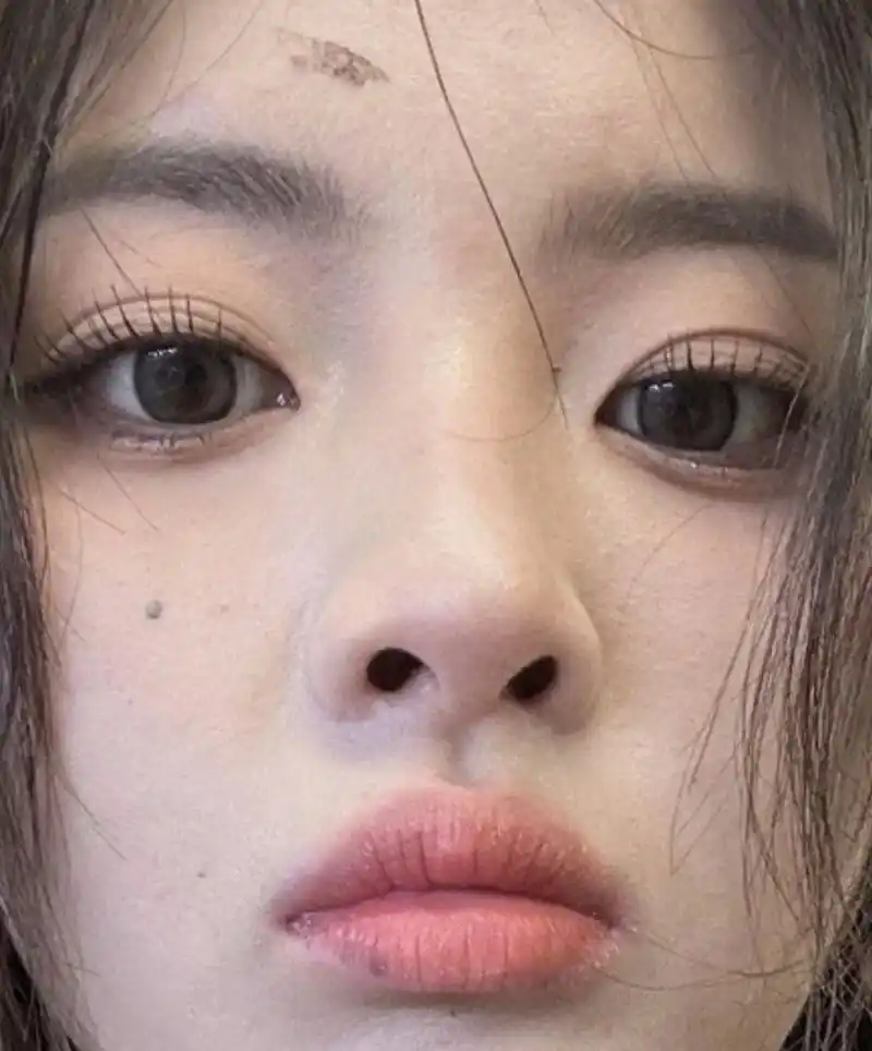 杨超越真不拿我们当外人,原相机无美颜照随便发,三眼皮超显眼