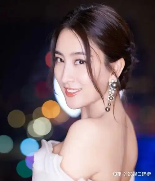 41岁马苏背万元包度假晒曲线玲珑的身材事业下滑发展新恋情