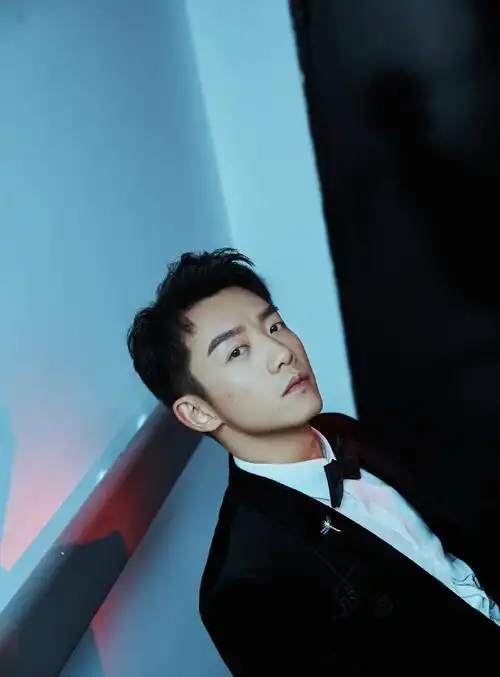 演员郑恺儒雅帅气写真图片28