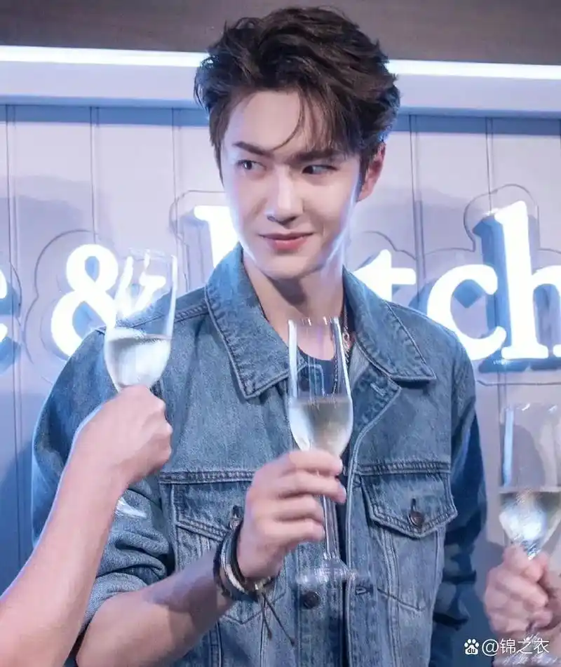 从漫画里走出来的男孩 #王一博  #来日方长未来可期 - 抖音