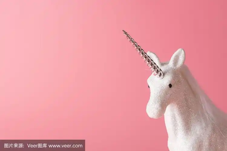 创造性的组成与闪光独角兽在粉红色的背景.最小的节日的概念.