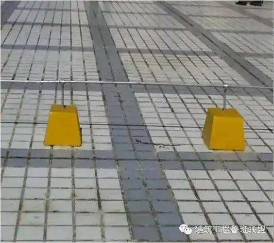 5米;当屋面为纯防水层时,支座下面应放置一层厚度不小于3mm的橡胶垫