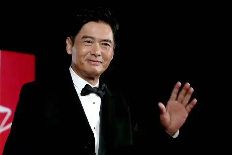 周润发生图也帅气,穿黑西装贵气十足当天亮相韩国红毯的周润发整个人