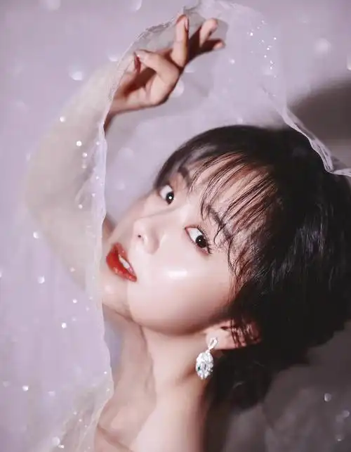 谭松韵美照,优雅可爱!__财经头条