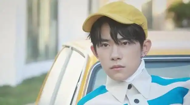 易烊千玺超潮帅气的面容搭配震撼的服装不可多得