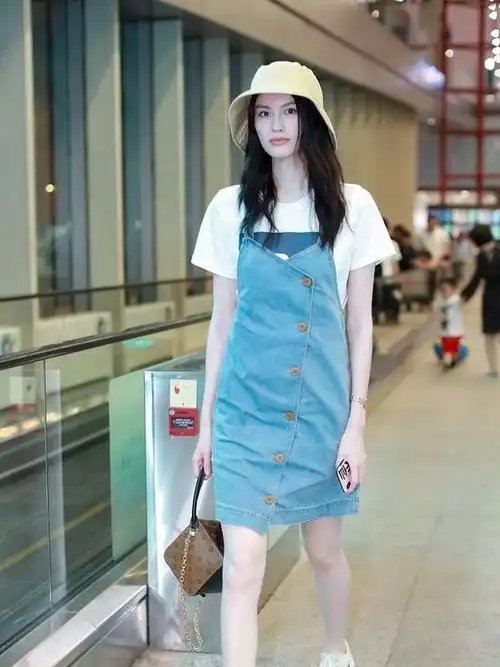 40岁秦海璐低调亮相,白上衣配蓝裤子清爽又时髦,好有夏天的感觉