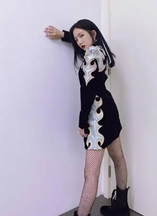 我被马丁靴欺骗了,以为脚后跟越高,腿就越长_孟美岐_连衣裙_黑色