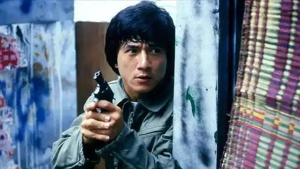 成龙身体亮红灯?满头白发衰老明显,走路踉跄直不起腰!_电影_动作_网友