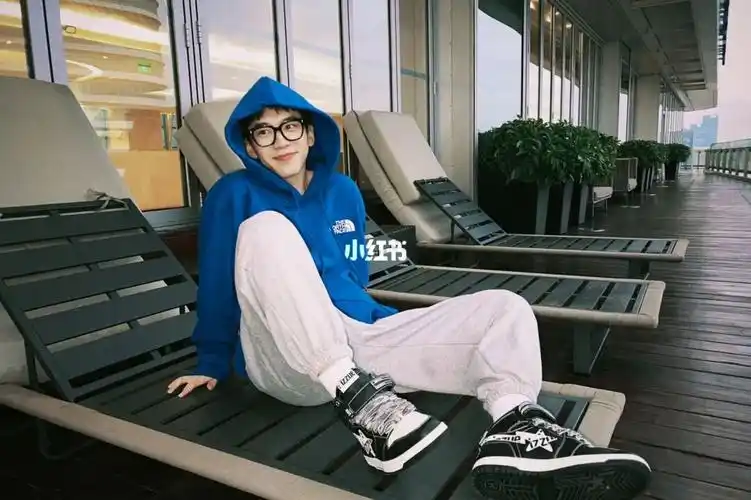 演员@费启鸣在线示范,上脚 izzue x bape 全新联名鞋款bape sta64