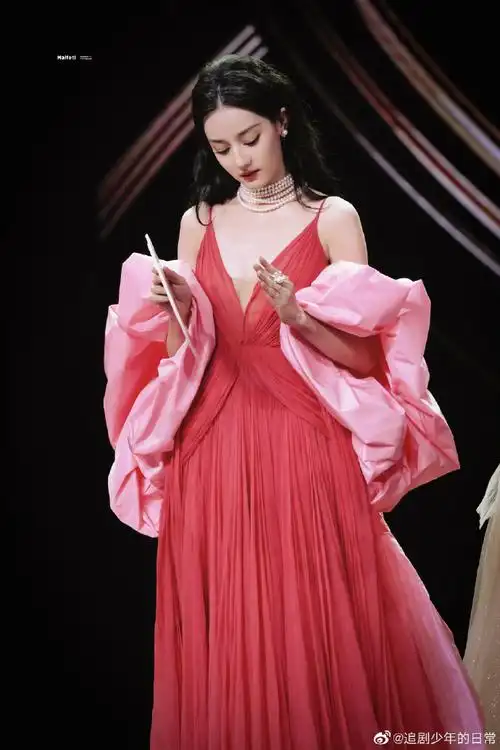 迪丽热巴穿了芭比的鞋#热巴好适合这套衣服,整个人娇俏又明媚.