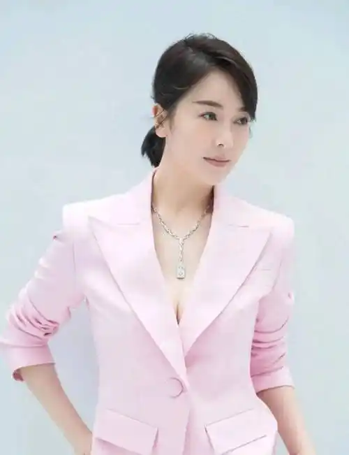 她是孙红雷初恋,被陈道明"同居"多年,今嫁大20岁大叔_左小青_生活