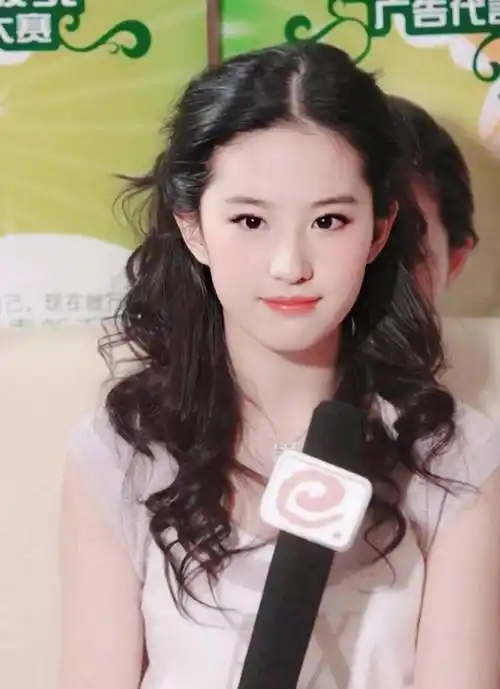 刘亦菲早年清纯写真美照,白色超短裙实在是太可爱了_古装_照片_气质