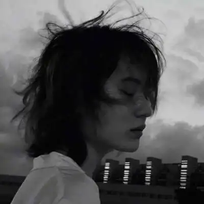 微信头像女背影唯美 侧面好看的伤感头像女 - 微信头像 - 潮人个性网