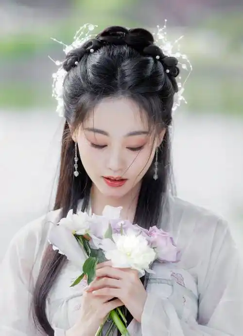 祝绪丹白色汉服仙气飘飘优雅写真_美得_花朵_一颦一笑