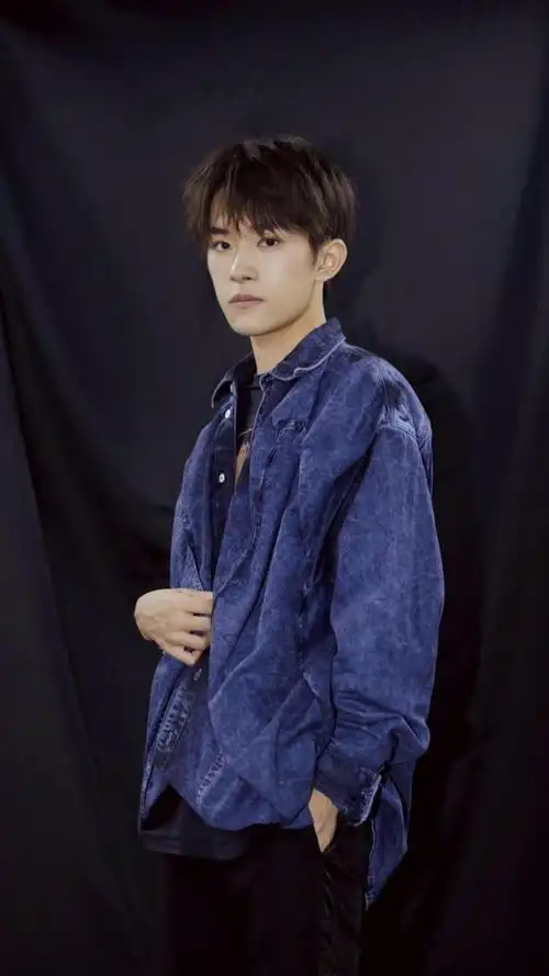 00后小鲜肉易烊千玺帅气时尚写真_明星手机壁纸-壁纸族